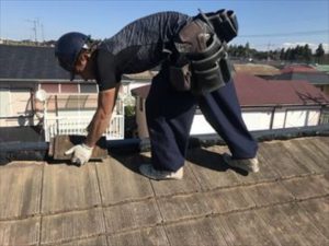 既存棟瓦の設置作業