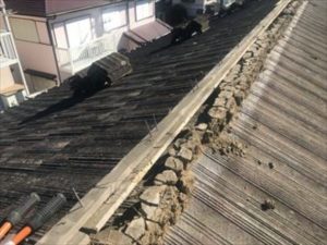 既存の瓦を取り外し作業