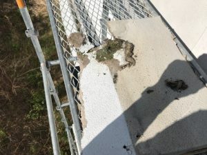 雨水の浸透による腐食跡