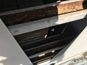 雨水の浸透で腐食した状態