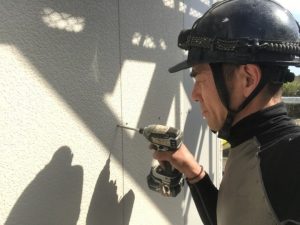 縦張りサイディングを取り付けビスで固定