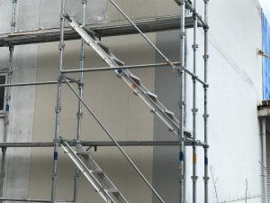 破損箇所に縦張りサイディングを取り付け