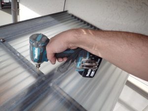 加工したポリカーボネート波板を設置