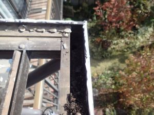 既存の部材を撤去して清掃