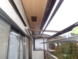 台風で破損した波板屋根を点検調査