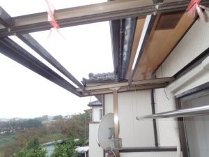 台風で破損した波板屋根