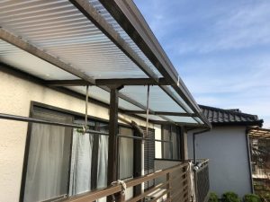 バルコニーの波板屋根に新しくポリカ波板を設置した補修工事が完工