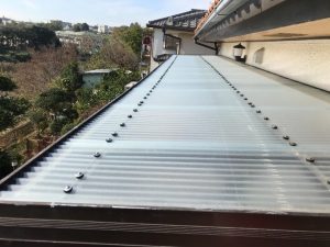 バルコニーの波板屋根に新しくポリカ波板を設置した補修工事が終了した状態