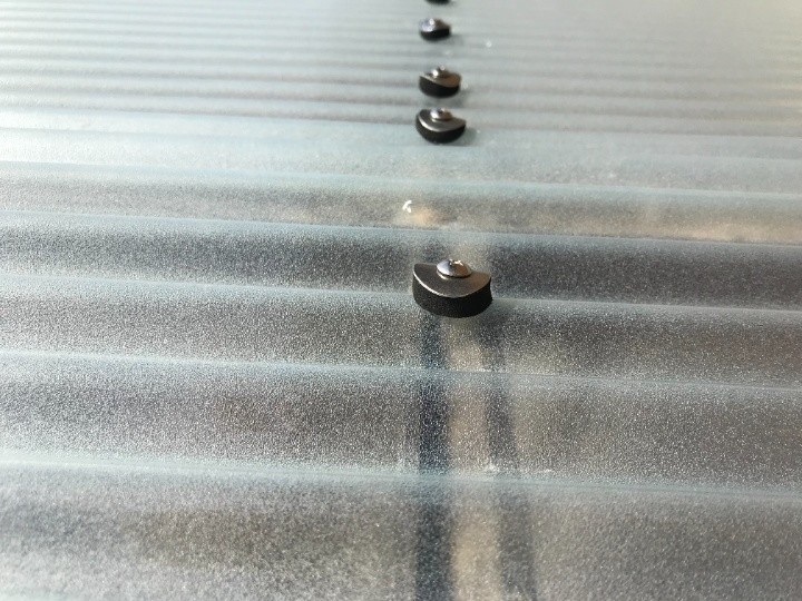 ステンレスフックで固定