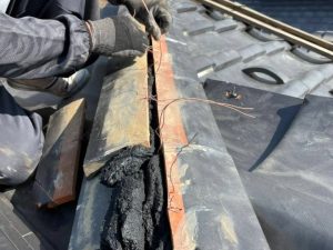 棟瓦を積み直す作業工程