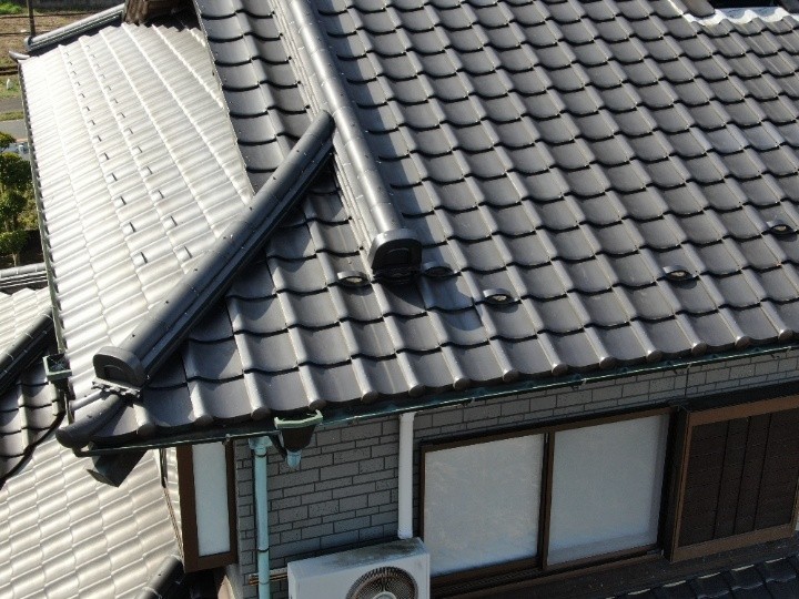 棟瓦の取り直し工事が完工した屋根の状態