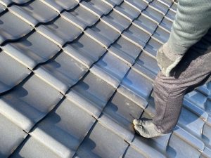 屋根の瓦の差し替え作業の風景