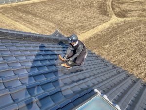 屋根の瓦の差し替え作業