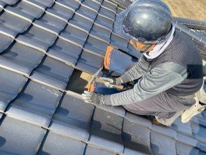 屋根の瓦の差し替え作業風景