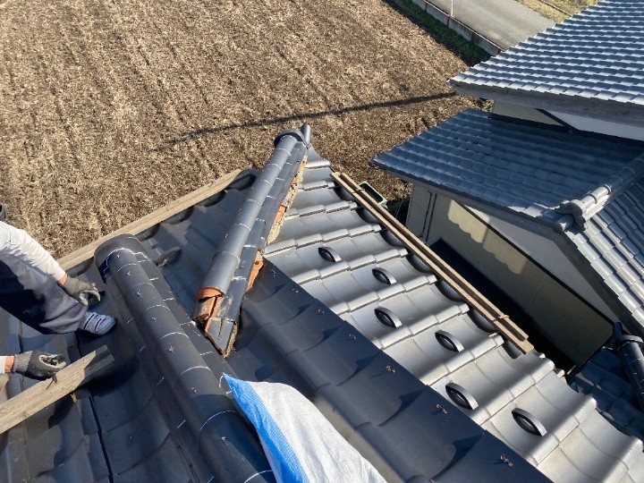 棟瓦を一度取り外し