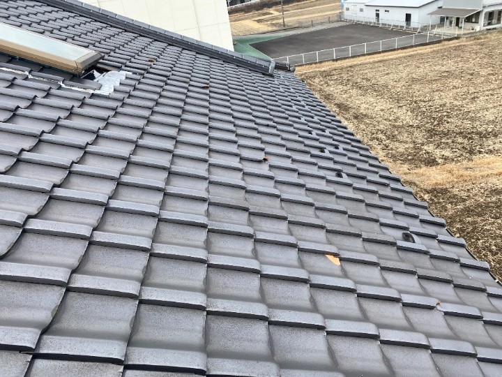 屋根の複数の瓦の角が割れており差し替えが必要な状態