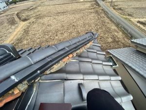 破損した棟瓦（日本瓦）を点検調査