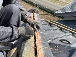 棟瓦を積み直す作業風景