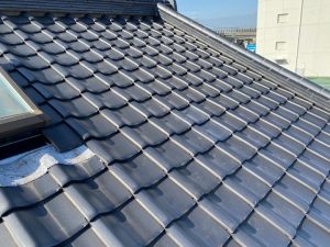 屋根の瓦の差し替え作業の施工風景