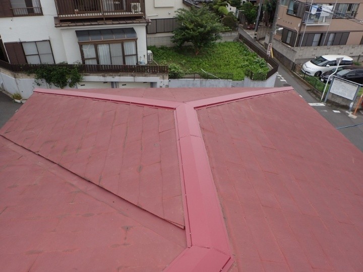 袖ケ浦市にて台風で損傷しやすい棟板金の交換工事が完工した屋根