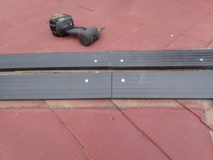 プラスチック製の下地材を設置する作業工程