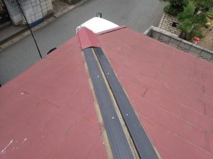 プラスチック製の下地材を設置する施工風景