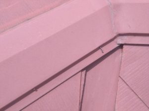 棟板金を固定する釘が抜けている状況