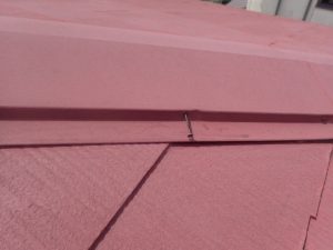 棟板金を固定する釘が抜け状態