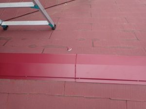 ビスを用いて棟板金を固定する作業工程