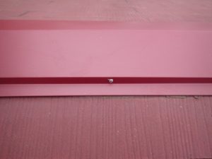 ビスを用いて棟板金を固定