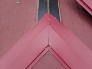 棟板金を取り付け作業の風景