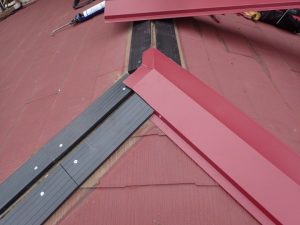 棟板金を取り付け作業の工程