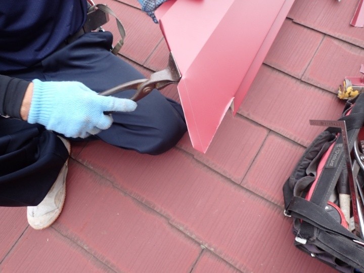 棟板金を取り付け