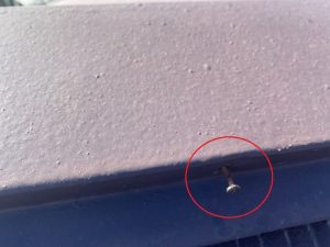 棟板金のネジが浮いて外れそう状態