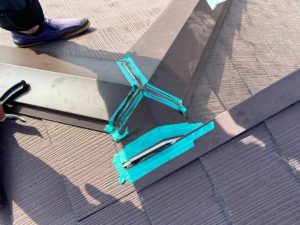 板金同士の繋ぎ目にコーキング処理