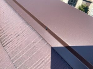 新規の棟板金を取り付け