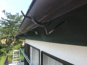 バルコニー上部の金物交換工事を着工