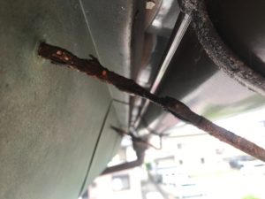 錆びた雨樋受け金物の劣化状況