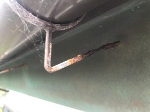 バルコニーの床に錆が落ちて付着する状況