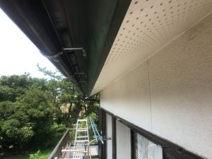 雨樋受け金物の交換工事後の状態