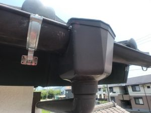 金物は釘やビスで表面に固定