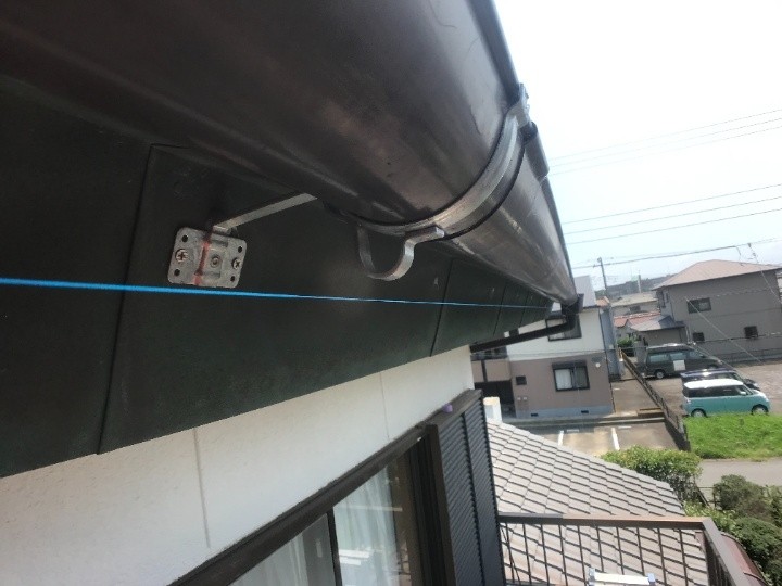 雨樋受け金物の交換工事
