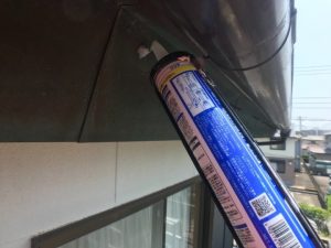 雨樋にコーキングで補修