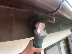 バルコニー上部の金物交換工事を開始