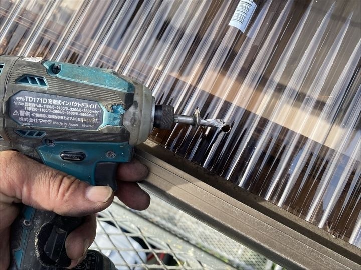 波板ポリカをフックで固定