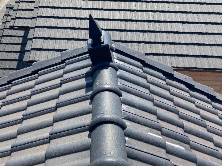 破損した棟瓦（セメント瓦）の点検調査