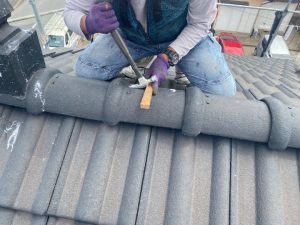 既存の棟瓦を一度取り外し