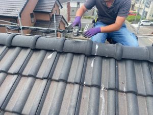 既存の棟瓦を一度取り外す作業工程