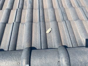 屋根の漆喰がポロポロと落ち始めている状態