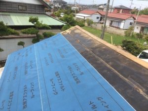 防水紙（ルーフィング）を敷設する作業工程